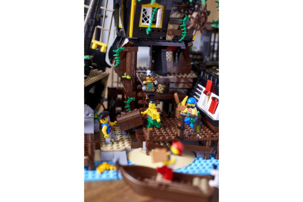 LEGO 21322 Piraten van Barracuda Baai - Afbeelding 27