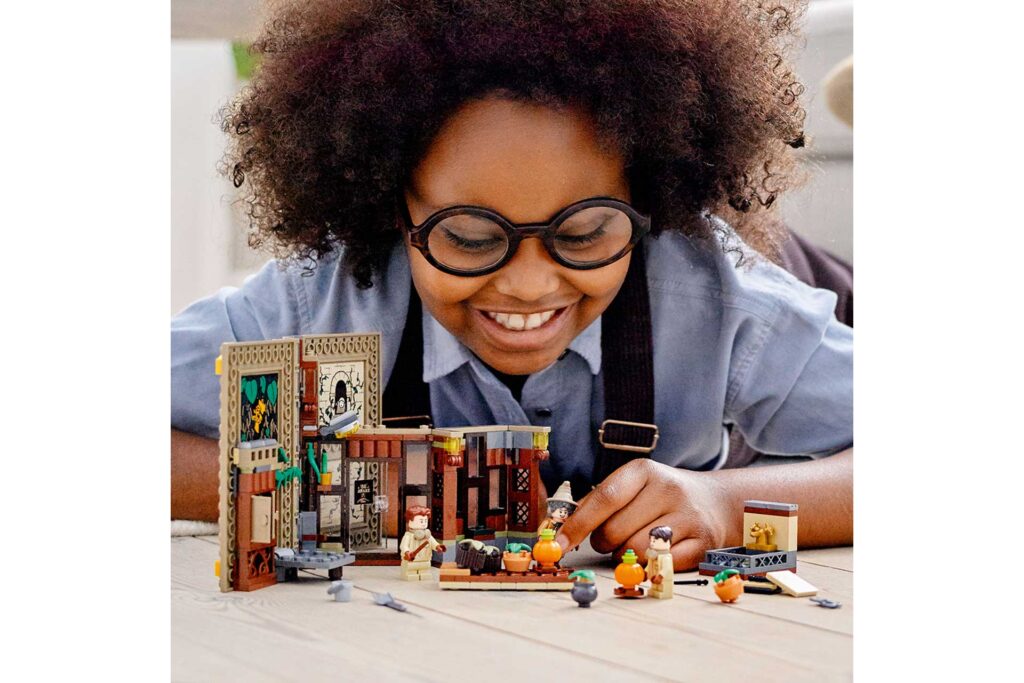 LEGO 76384 Harry Potter™ Zweinstein™ Moment: Herbologieles - Afbeelding 26