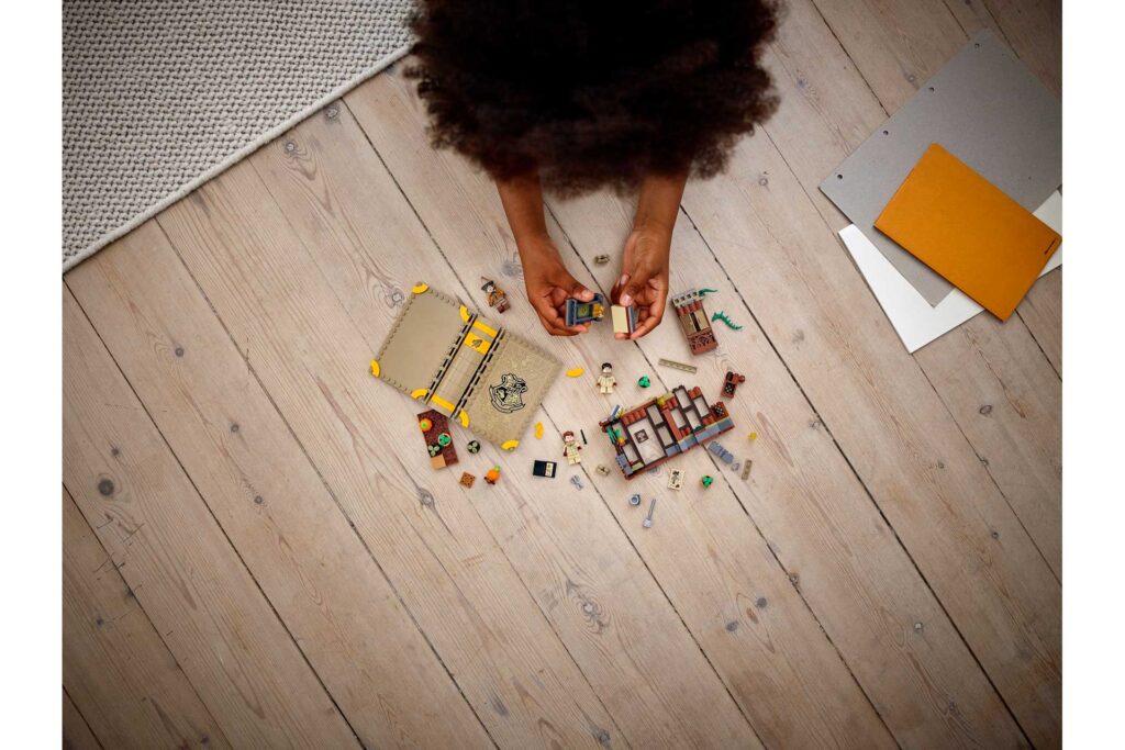 LEGO 76384 Harry Potter™ Zweinstein™ Moment: Herbologieles - Afbeelding 15
