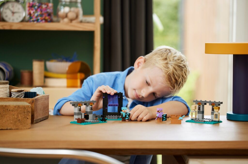 LEGO® Minecraft® The Armory Building Adventure 21252 - Afbeelding 8