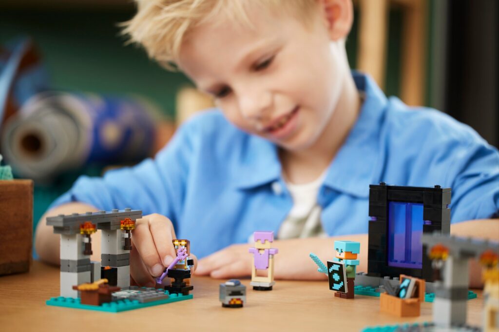 LEGO® Minecraft® The Armory Building Adventure 21252 - Afbeelding 9