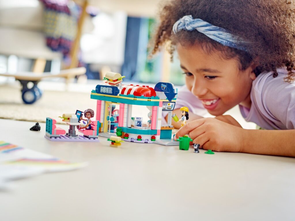 LEGO® Friends Heartlake Downtown Diner 41728 Building Toy Set (346 Pieces) - Afbeelding 10