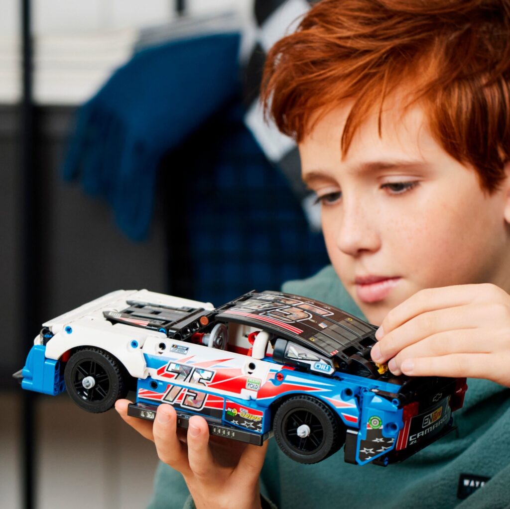 LEGO® Technic™ NASCAR® Next Gen Chevrolet Camaro ZL1 42153 Building Toy Set (672 Pieces) - Afbeelding 8